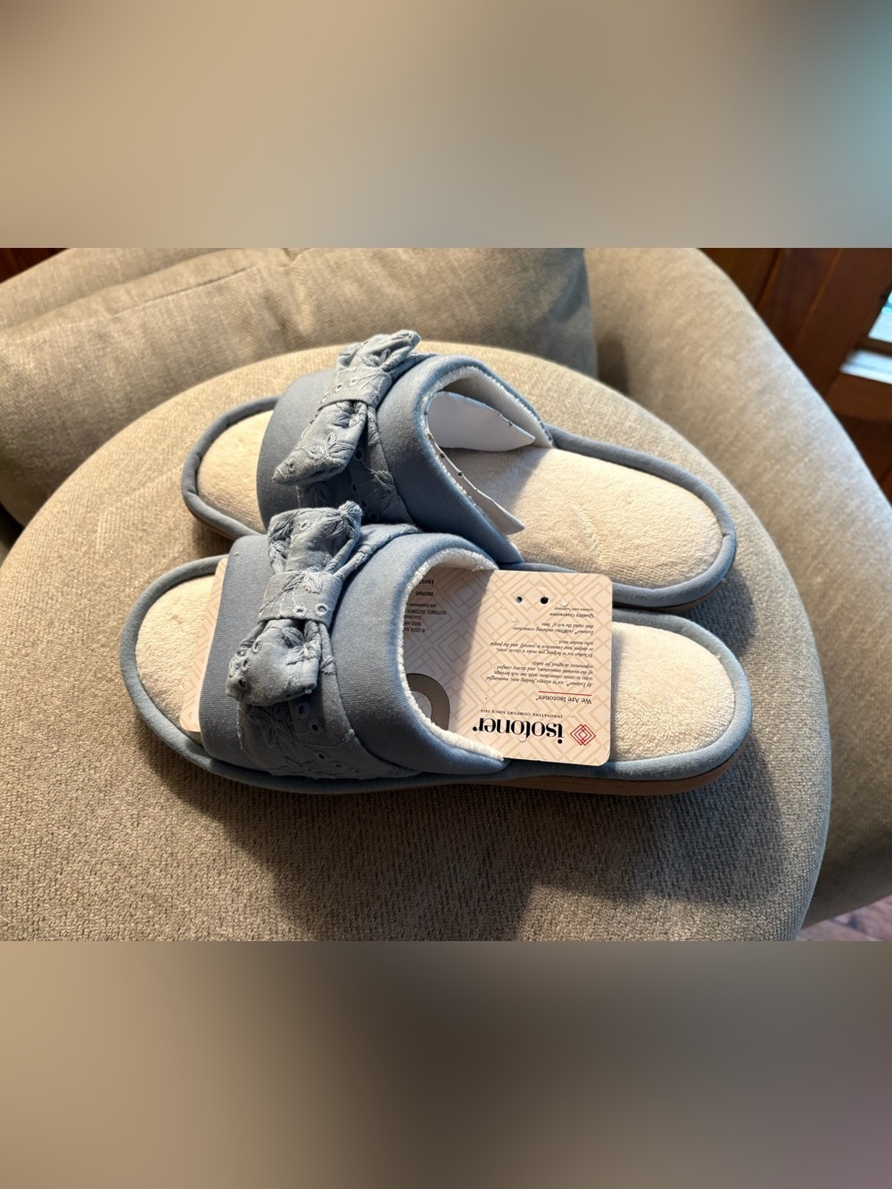 Isotoner 8.5-9, large, Light Blue Bow Slide Slippers - Picture 4 of 5